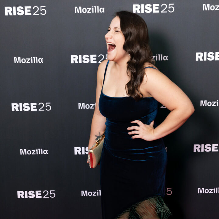 Uma alegre ganhadora no Rise25.